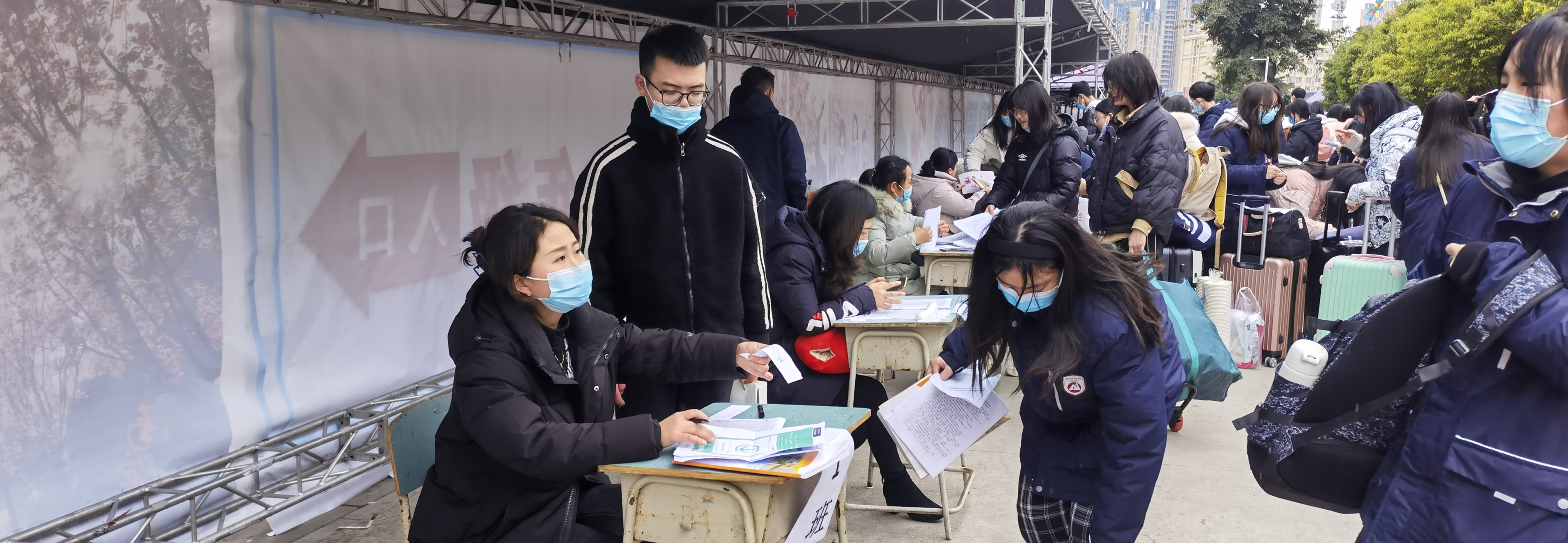 細(xì)雨連綿無斷絕， 腳步陣陣有回聲