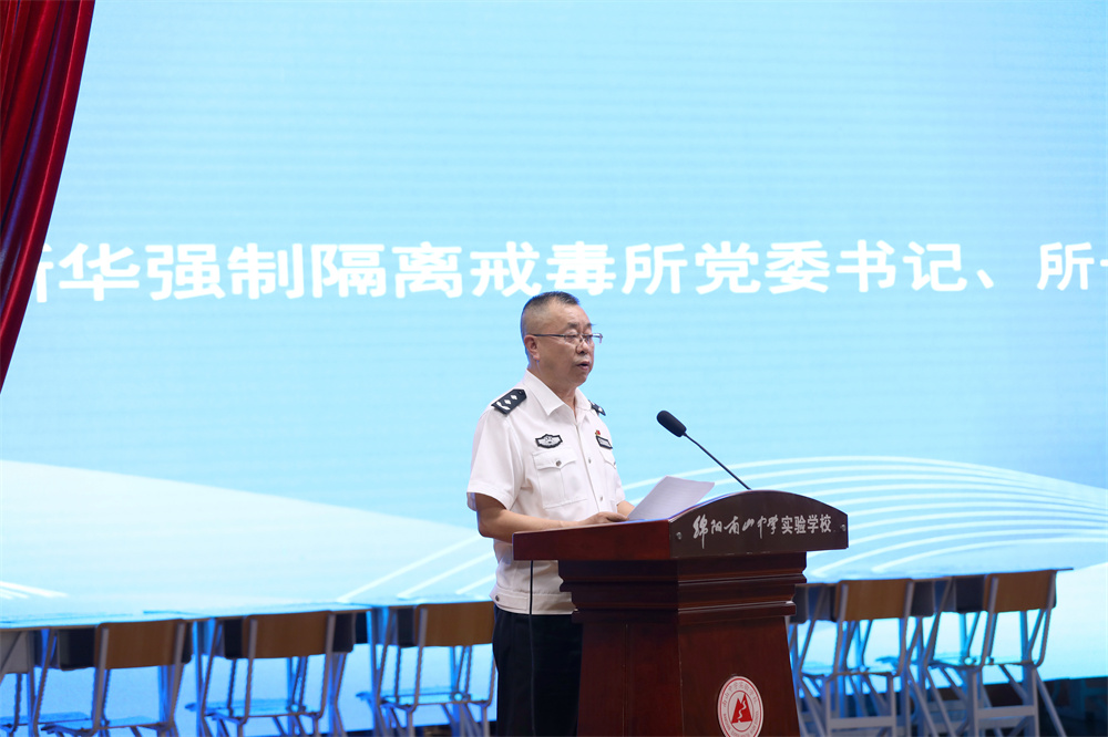 四川省新華強(qiáng)制隔離戒毒所黨委書記、所長(zhǎng)賈良倫.jpg